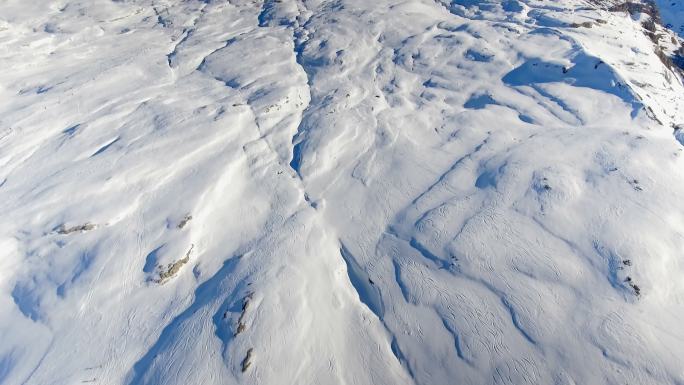 阳光下的雪景航拍高原冰山高峰山顶山巅