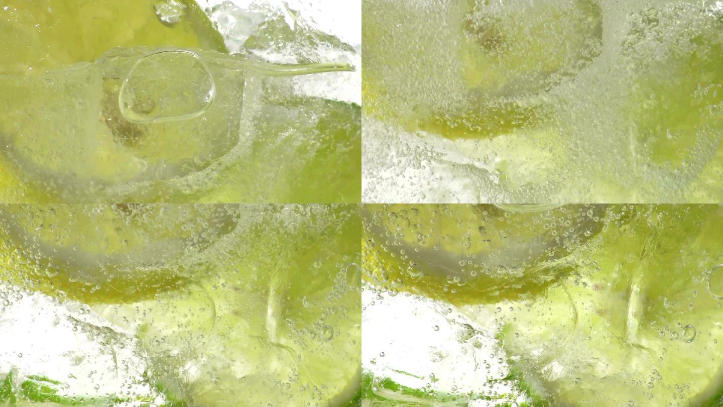 柠檬汽水倒入冰上维生素C维C果汁蜜雪冰城