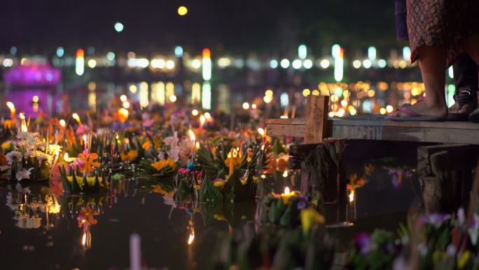 把一根燃着的蜡烛放在花里漂浮在水中。