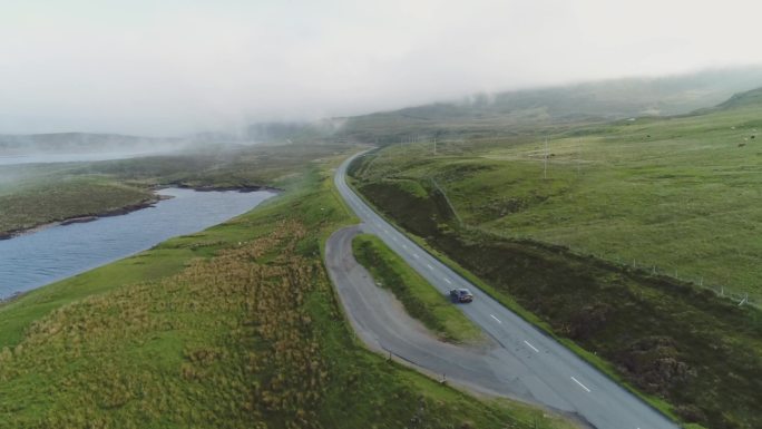 汽车在山路上行驶。美丽的丘陵地形。