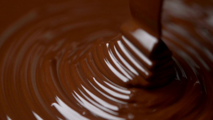 巧克力粘稠的棕色液体流动
