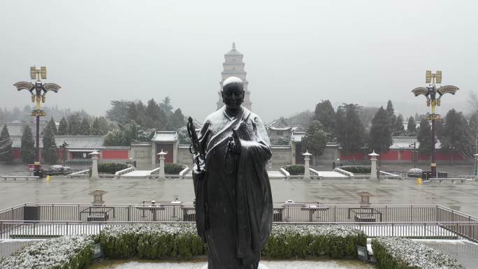 2022西安大雁塔南广场唐僧雕像雪景