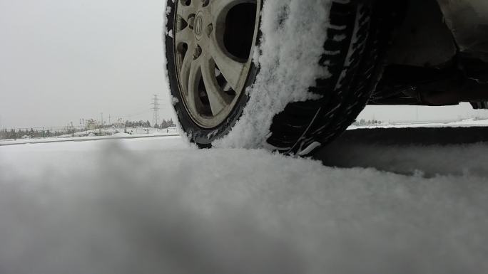 大雪天雪地驾驶慢动作升格