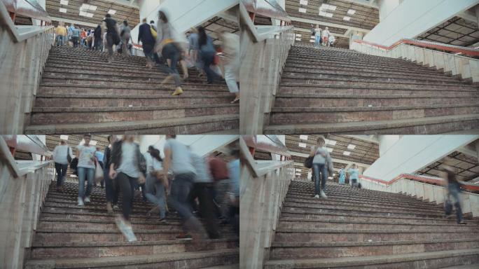 人们在繁忙的地铁站上火车和乘坐自动扶梯