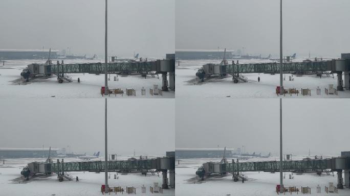 机场大雪飞机滑行入位