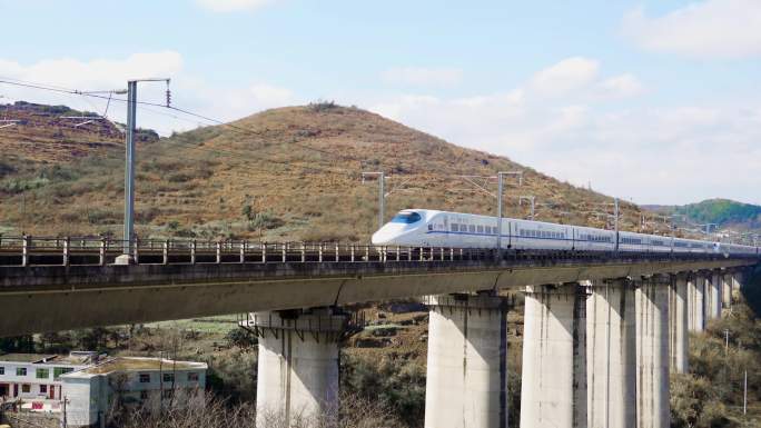 和谐号高铁快速通过桥梁中国高铁建设