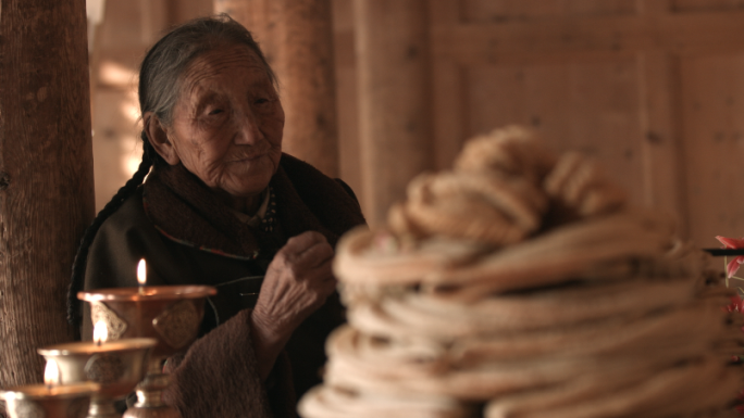 藏族念经老妇人