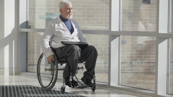 使用轮椅的残疾医生