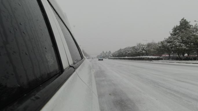 道路积雪结冰开车外出