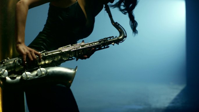 女性在演奏金色萨克斯管。