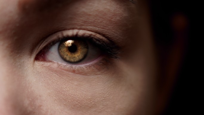 棕色女性眼球的静态镜头。