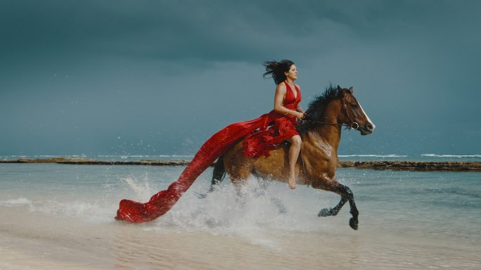 穿红衣服骑马的女人