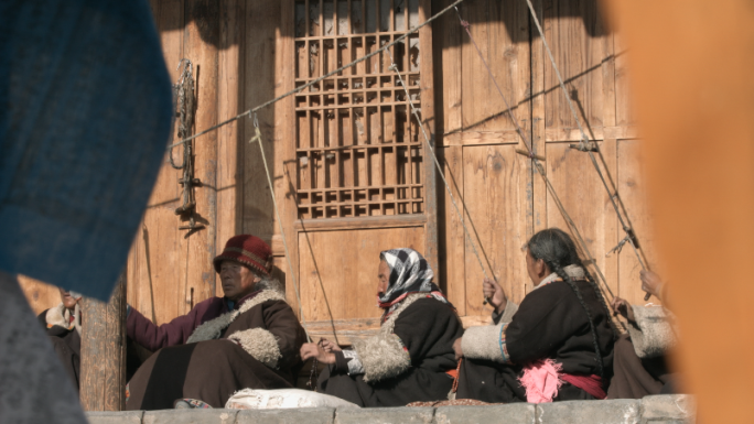 藏族妇人们念经