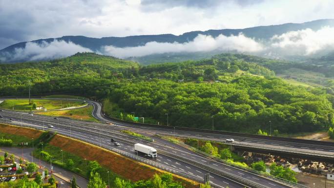 长途半卡车在意大利农村繁忙的公路上行