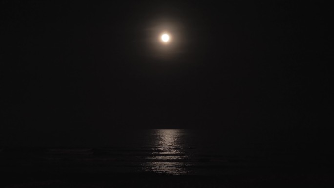 明月照在平静的海面上