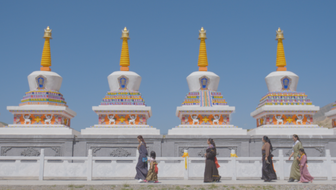 西藏寺庙女人走过白塔