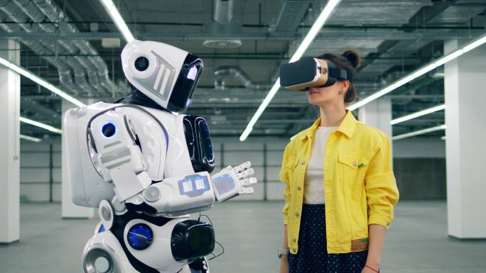 一个戴着虚拟现实眼镜的女孩正在触摸机器人