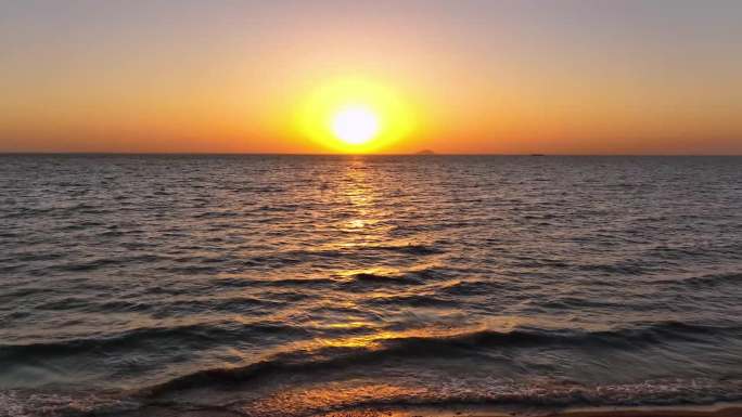 空镜拍摄海边夕阳西下，黄昏海上日落场景