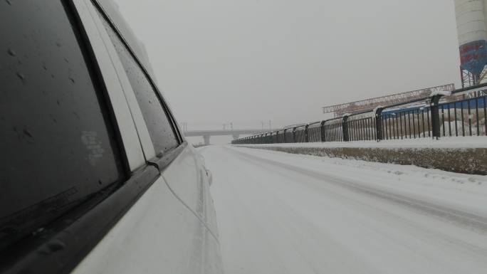 冬季道路积雪开车出行