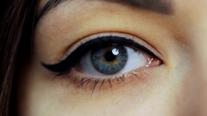 眼睛虹膜收缩，瞳孔扩张。