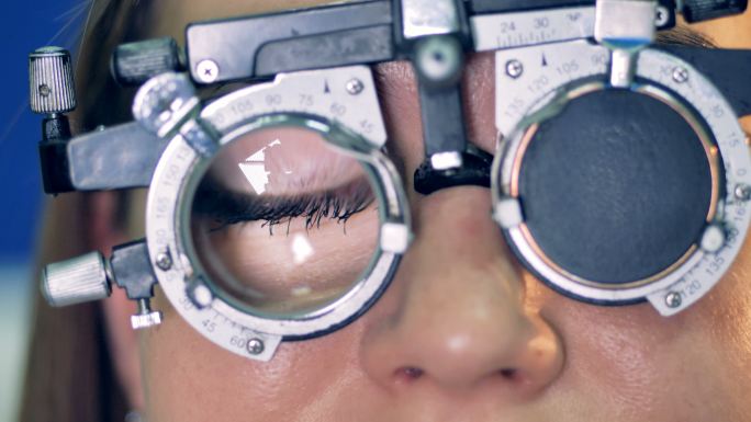 光学试验架后面的女性眼睛特写图。