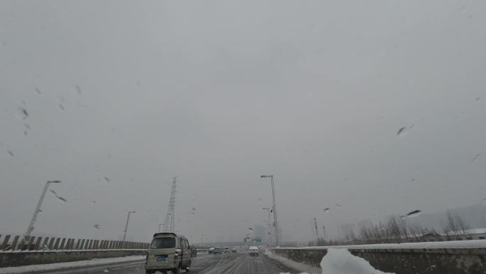 冬天风雪天行车道路