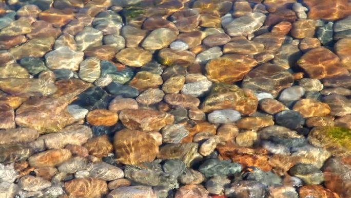 水中的彩石