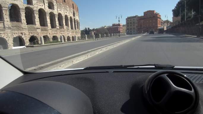 开车在意大利罗马的道路上行驶