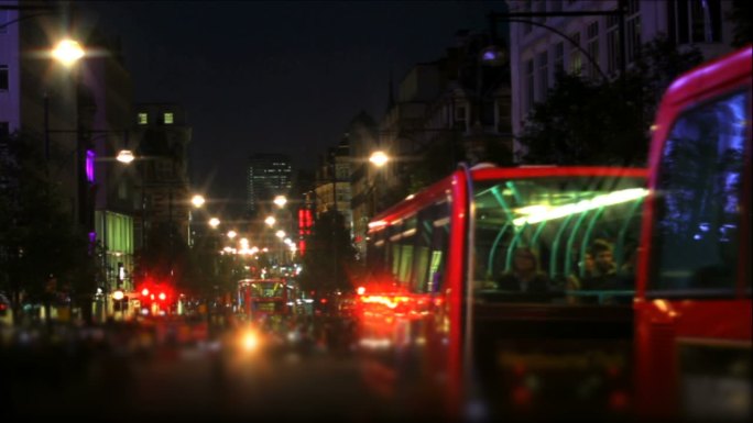 夜间乘坐公共汽车穿过伦敦（时间流逝）。