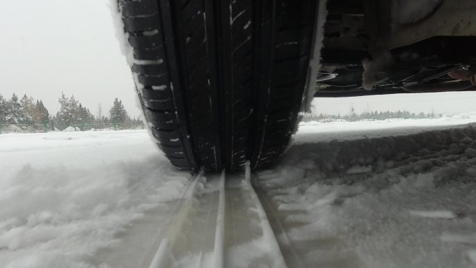 雪地上的汽车轮胎转动