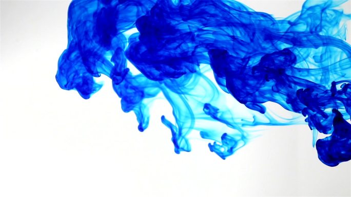 彩墨云在水中生长扩散蓝色明亮
