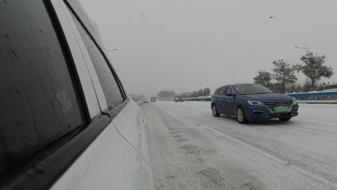 道路上结冰积雪出行开车