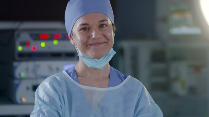 微笑的女外科医生画像