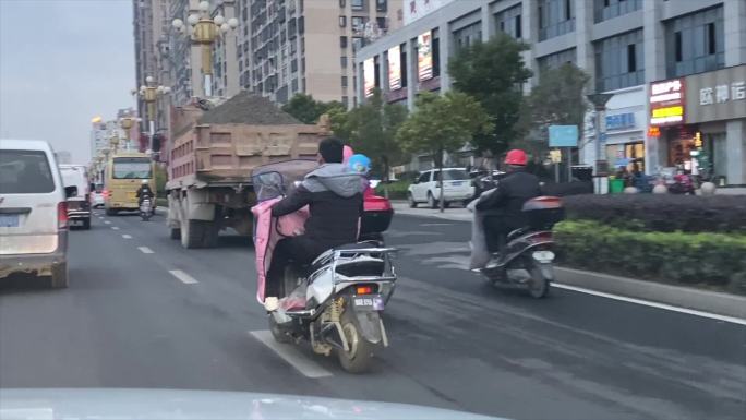 霞浦街道马路电动车乱象乱骑行