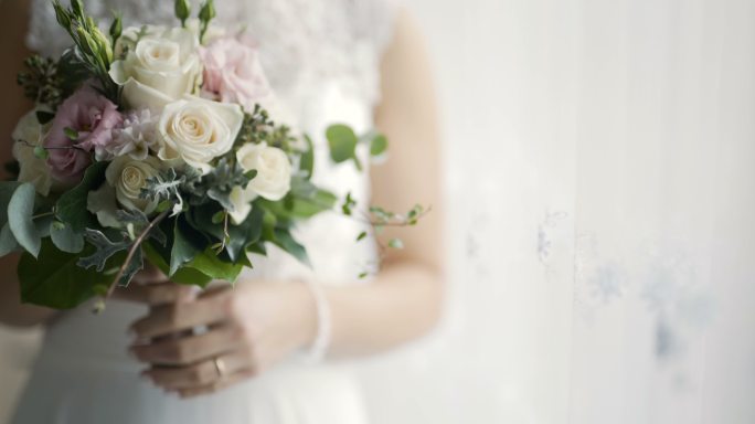 手持鲜花的新娘婚礼布置浪漫现场结婚拍婚纱