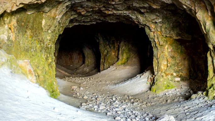 一个可怕的黑暗洞穴的入口。