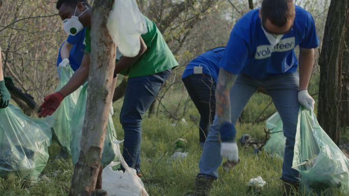 保护自然生态，志愿者清洁地面的垃圾。