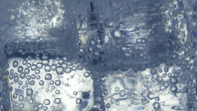 冰块和苏打水冰水实拍酒水