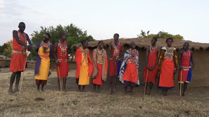 十名马赛男女歌唱非洲人原始部落黑人文化