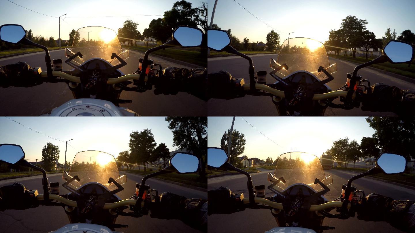 日落时分，一名摩托车手在镇上高速行驶。