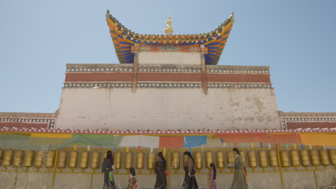 西藏寺庙女人转经筒