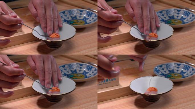 厨师在做海胆寿司
