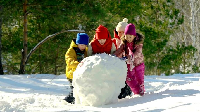 雪球滚雪外国人老外同心协力