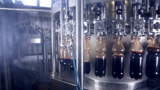 瓶装汽水和苏打水在生产中自动输送。