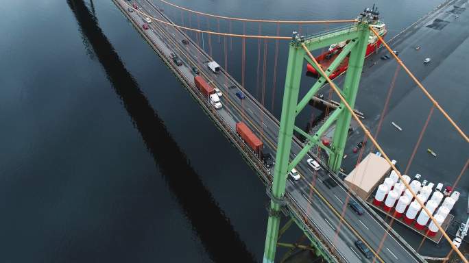 使用无人机跟随半卡车穿过吊桥。