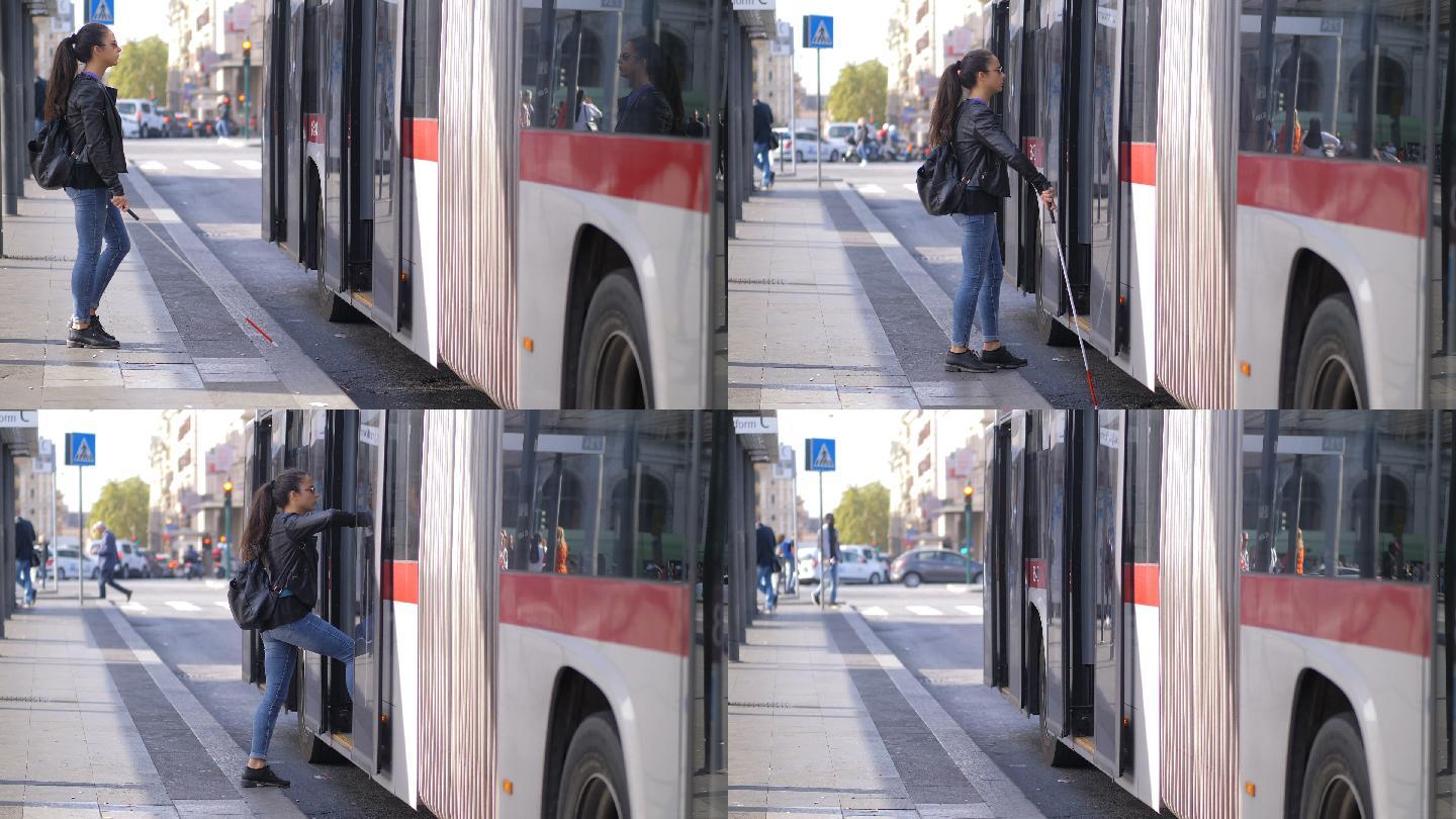 年轻的盲人妇女拿着手杖上了公共汽车。