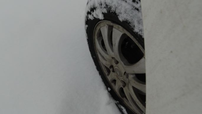 雪地上的车轮转向