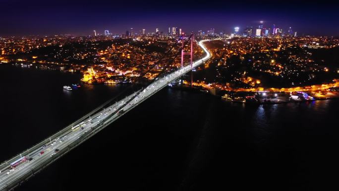 夜间横跨博斯普鲁斯海峡的大桥