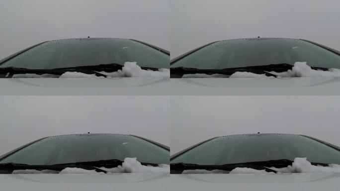 下雪天汽车前挡风玻璃