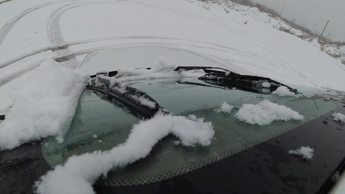 汽车雨刷器慢动作升格刮去积雪